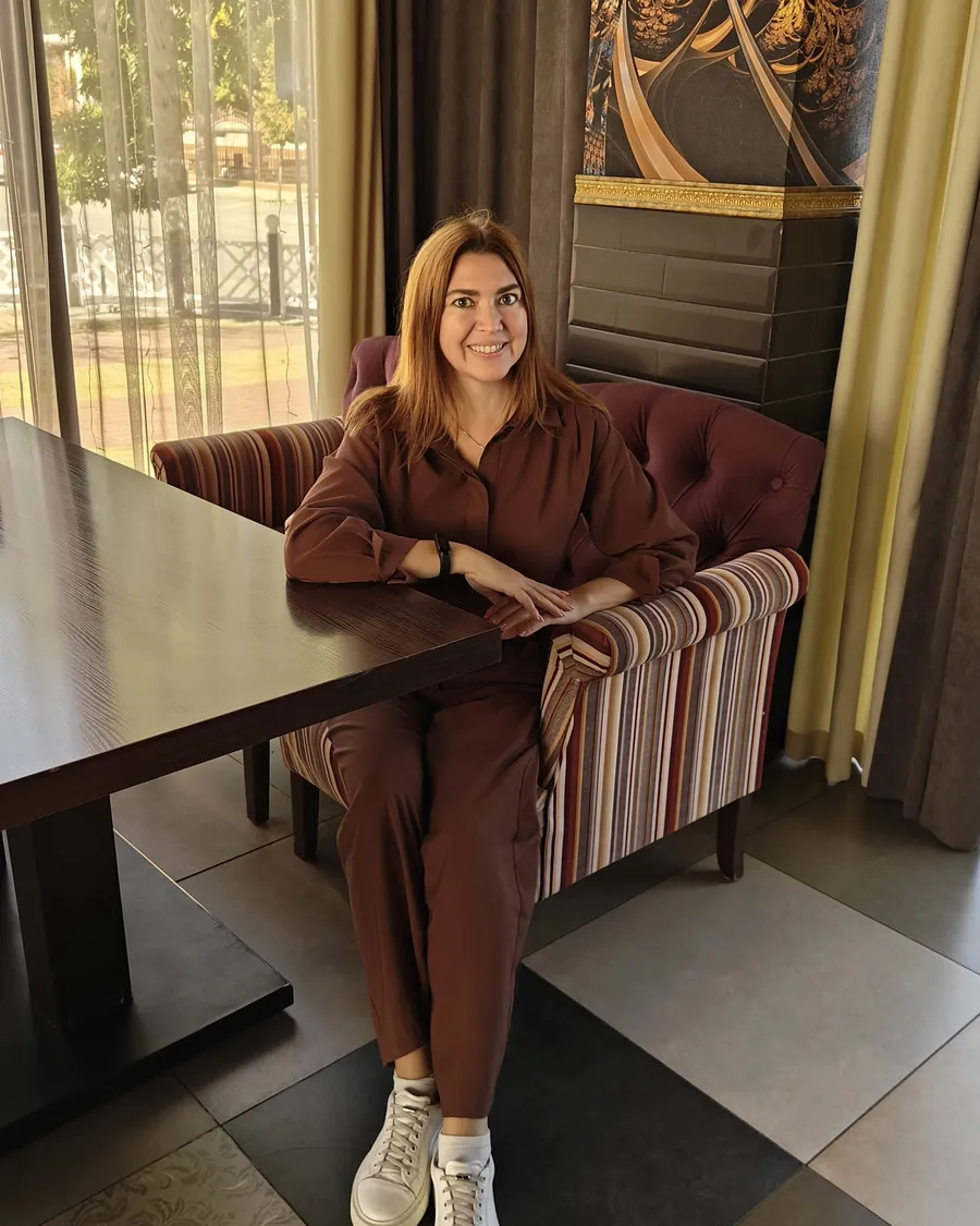 Елена Рысь сидит за столом