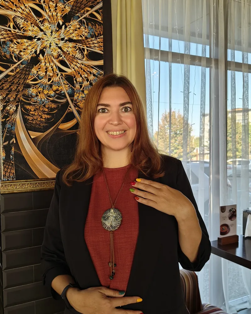 Елена Рысь с кулоном в форме дерева